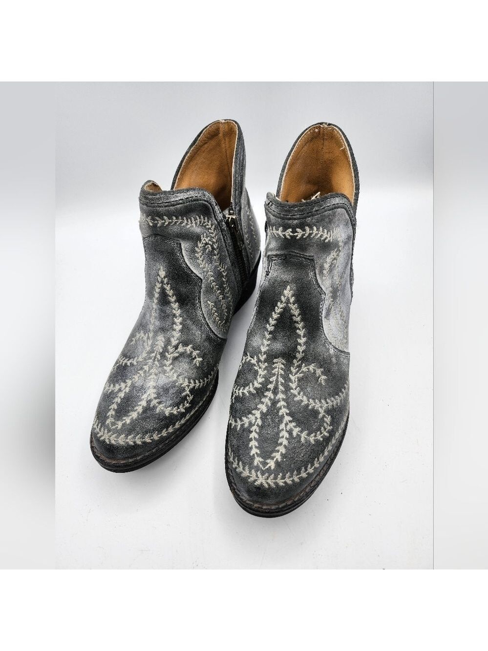 Sterling River Boots Stylish Grey Blue Embroidered Ankle NWOT Boots Sz 8M